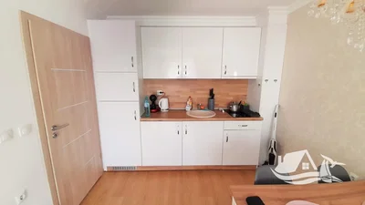 Cuisine; électroménager, carrelage, lumière naturelle, style moderne