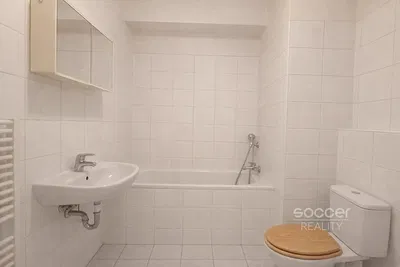 Badezimmer; fliesenboden, renoviert, tageslicht, moderner stil
