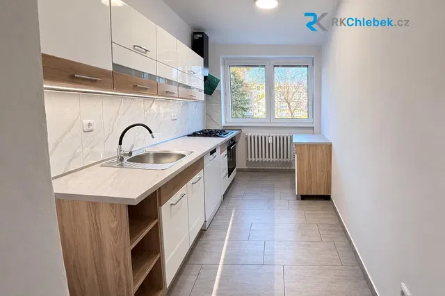 Kuchyňa; kuchynské spotrebiče, výhľad, dlažba, po rekonštrukcii, prirodzené svetlo