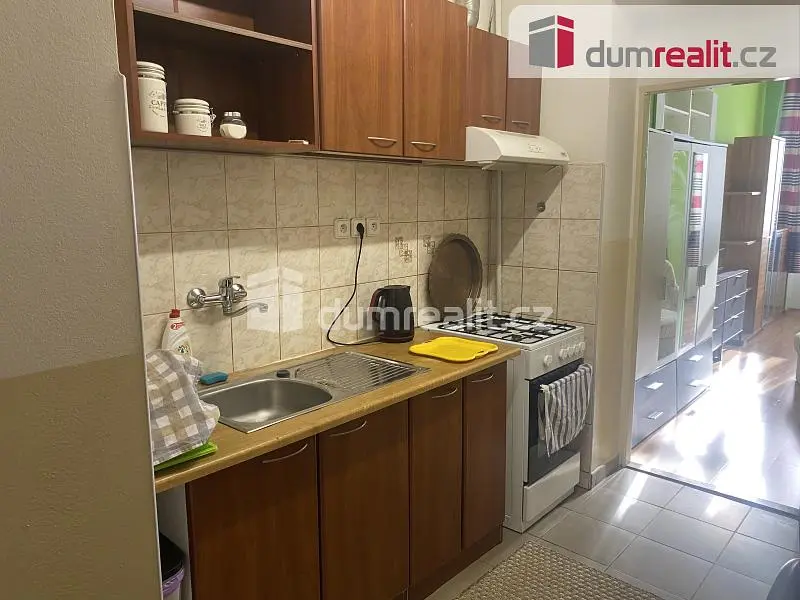 Keuken; keukenapparatuur, tegelvloer