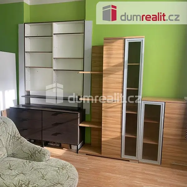 Kamer; houten vloer, moderne stijl