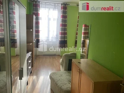 Slaapkamer; houten vloer, natuurlijk licht, moderne stijl