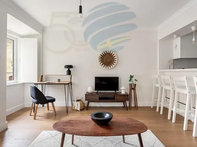 Oturma odası; doğal ışık, modern stil, ahşap zemin