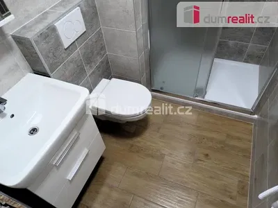Banyo; fayans zemin, tadilatlı, doğal ışık