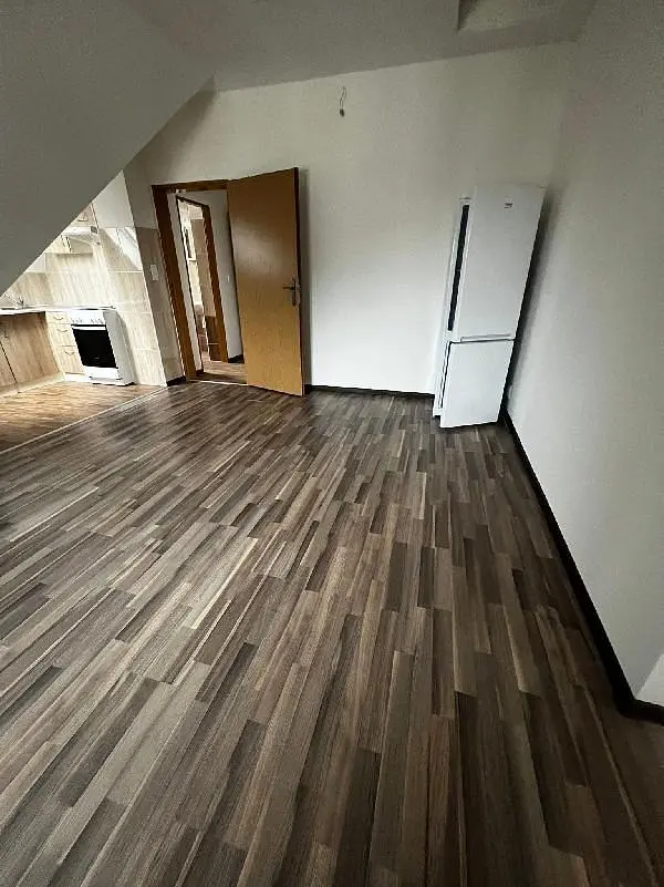 Küche; küchengeräte, fliesenboden, holzboden