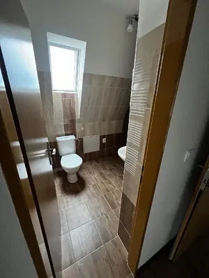 Toilette; fliesenboden, tageslicht