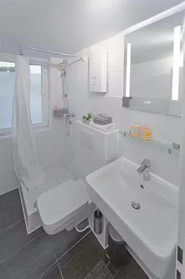 Koupelna; přirozené světlo, dlažba, po rekonstrukci