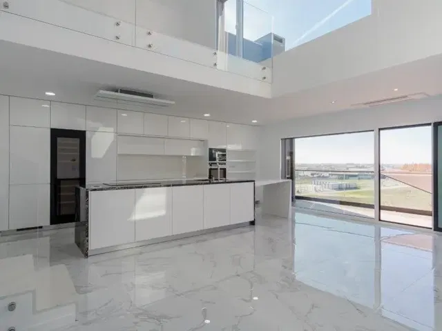 Küche; blick, küchengeräte, tageslicht, moderner stil, fliesenboden, hohe decken