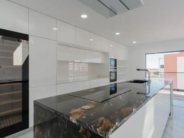 Kuchyně; kuchyňské spotřebiče, přirozené světlo, moderní styl