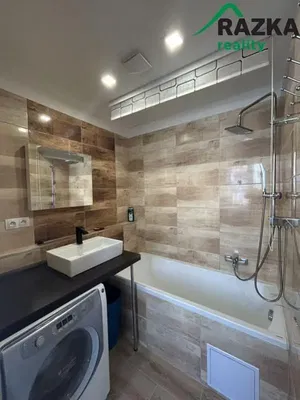 Badezimmer; fliesenboden, renoviert, tageslicht, moderner stil