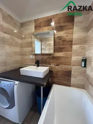 Badezimmer; fliesenboden, renoviert, tageslicht, moderner stil