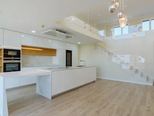 Küche; küchengeräte, tageslicht, moderner stil, holzboden