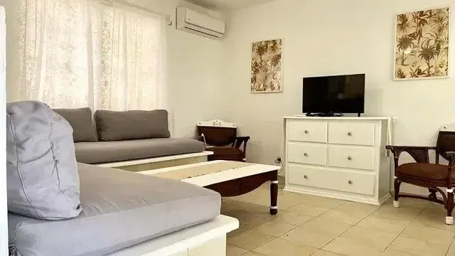 Wohnzimmer; tageslicht, fliesenboden, moderner stil