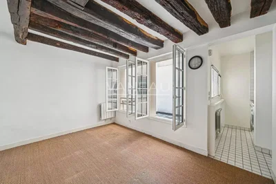 Спаваћа соба; дрвене греде, природно светло