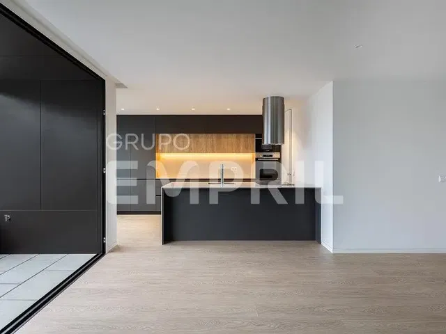 Mutfak; mutfak aletleri, ahşap zemin, tadilatlı, doğal ışık