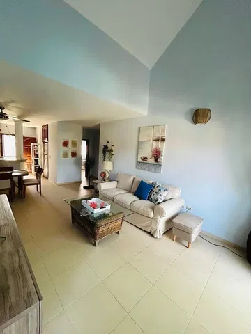 Oturma odası; fayans zemin, doğal ışık