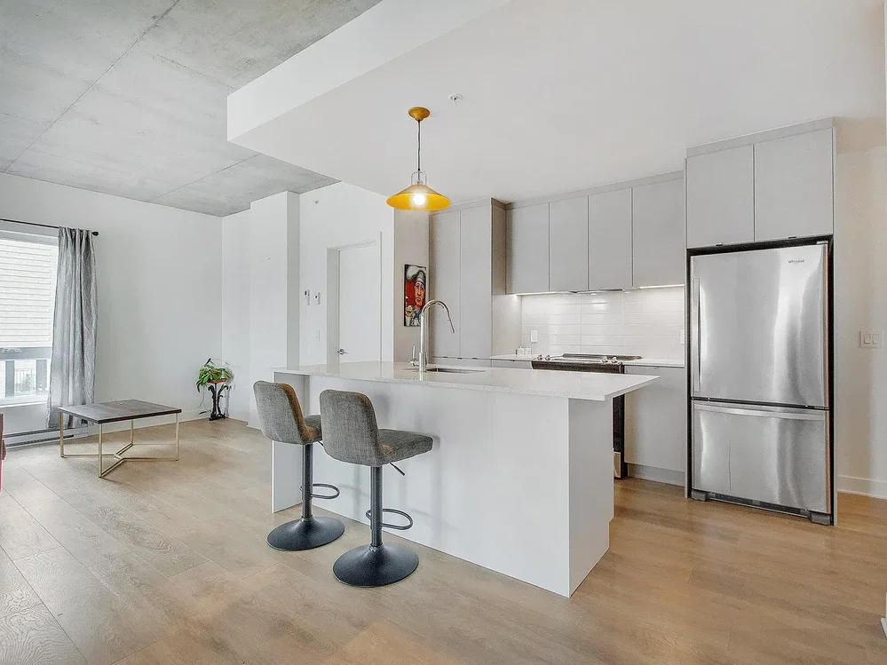 Cuisine; électroménager, lumière naturelle, style moderne, parquet