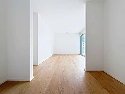 Obývací pokoj; dřevěná podlaha, přirozené světlo