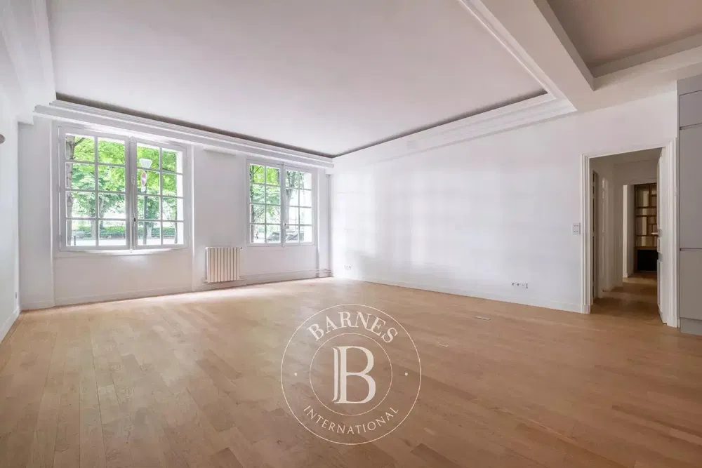 Дневна соба; поглед, дрвени под, природно светло