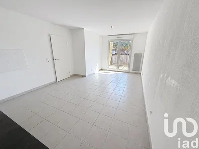 Obývací pokoj; dlažba, přirozené světlo