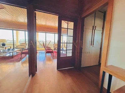 Soggiorno; pavimento in legno, luce naturale, stile moderno