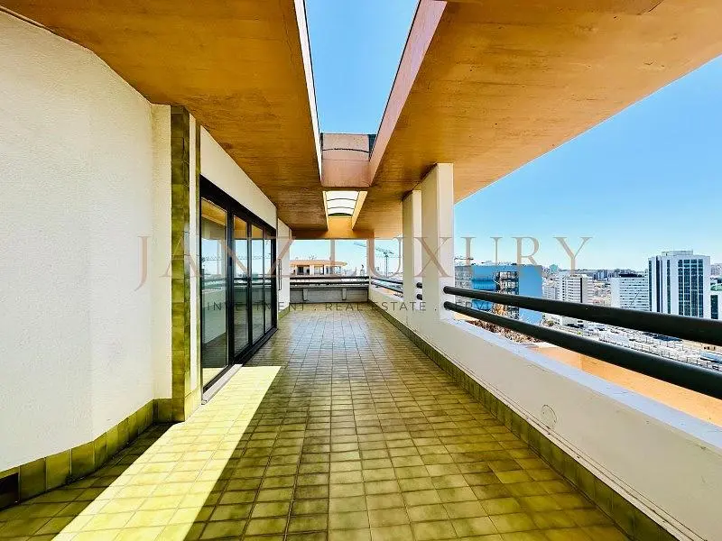 Balcone; vista, pavimento in piastrelle