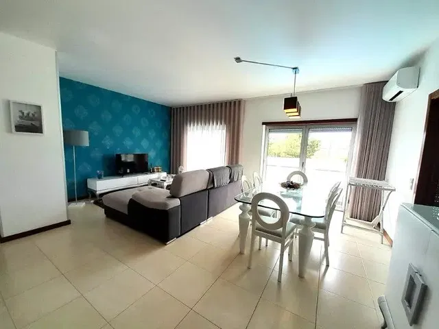 Salon; carrelage, lumière naturelle