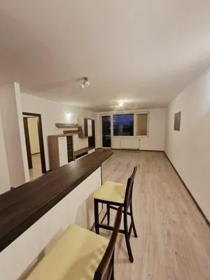 Kuchyně; dlažba, přirozené světlo, moderní styl