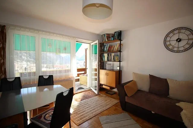 Oturma odası; manzara, ahşap zemin, doğal ışık, modern stil