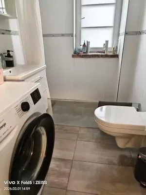 Toilette; fliesenboden, tageslicht