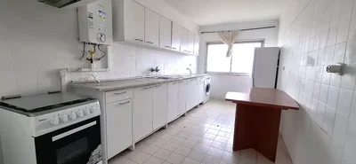 Кухиња; кухињски апарати, бојлер, плочице, природно светло