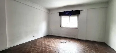 Спаваћа соба; дрвени под, природно светло, потребна реновација