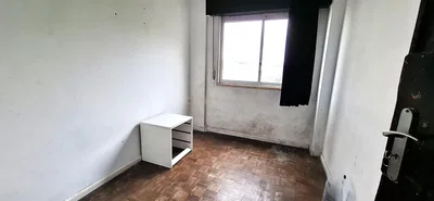 Спаваћа соба; потребна реновација, дрвени под, природно светло