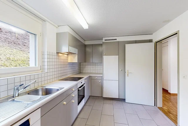 Cucina; elettrodomestici, pavimento in piastrelle, luce naturale