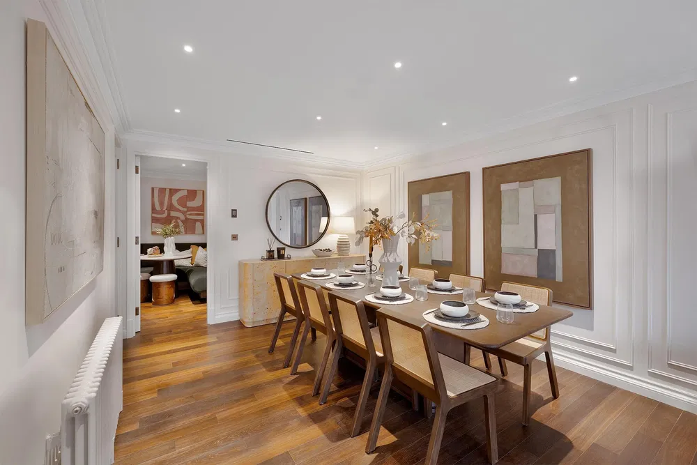 Yemek odası; ahşap zemin, modern stil, doğal ışık