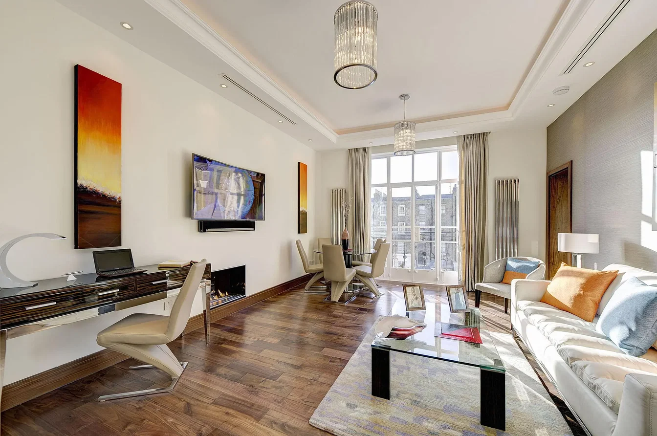 Dnevna soba; kamin, drveni pod, prirodno svjetlo, moderni stil