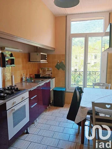 Cucina; elettrodomestici, pavimento in piastrelle, vista, luce naturale