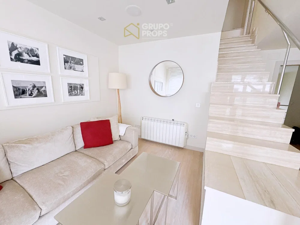 Wohnzimmer; moderner stil, holzboden, tageslicht