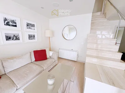 Wohnzimmer; moderner stil, holzboden, tageslicht