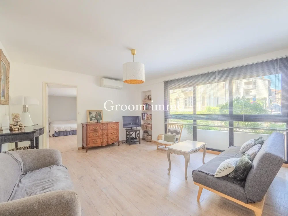 Oturma odası; doğal ışık, ahşap zemin, modern stil, manzara