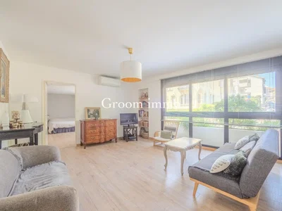 Oturma odası; doğal ışık, ahşap zemin, modern stil, manzara