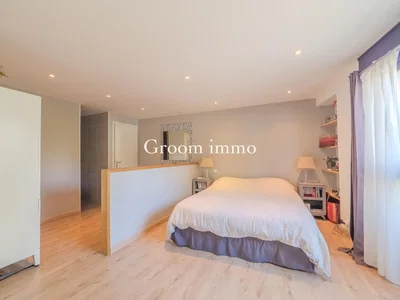 Yatak odası; ahşap zemin, doğal ışık, modern stil