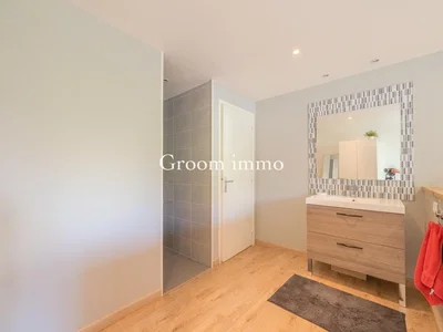 Banyo; ahşap zemin, doğal ışık, tadilatlı