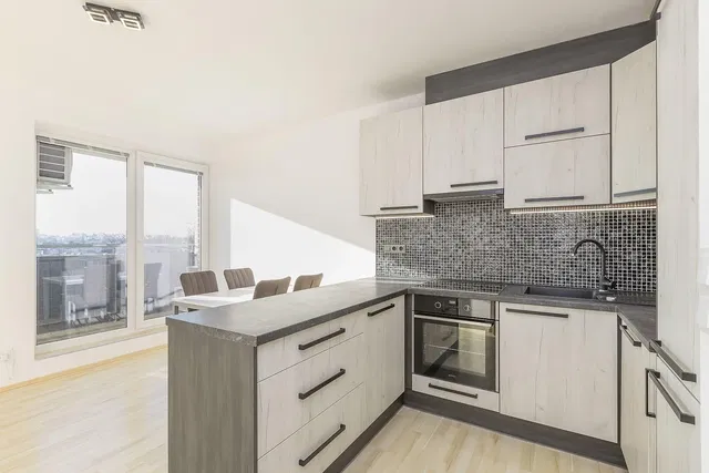 Cucina; elettrodomestici, luce naturale, stile moderno