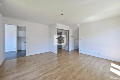 Дневна соба; дрвени под, природно светло