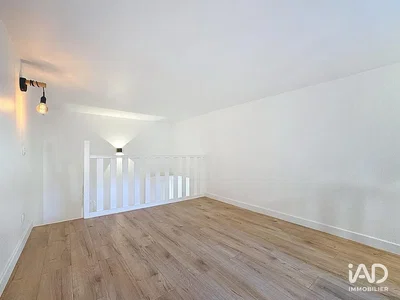 Kinderzimmer; holzboden, tageslicht