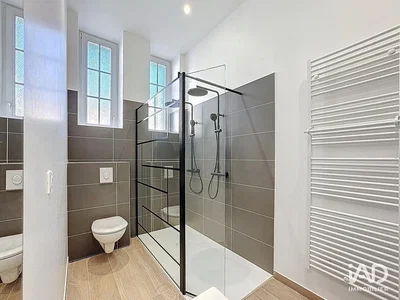 Badezimmer; fliesenboden, tageslicht, renoviert