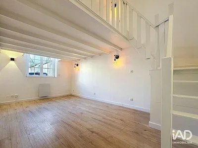 Wohnzimmer; tageslicht, holzboden, renoviert