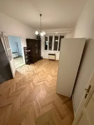 Soggiorno; pavimento in legno, luce naturale