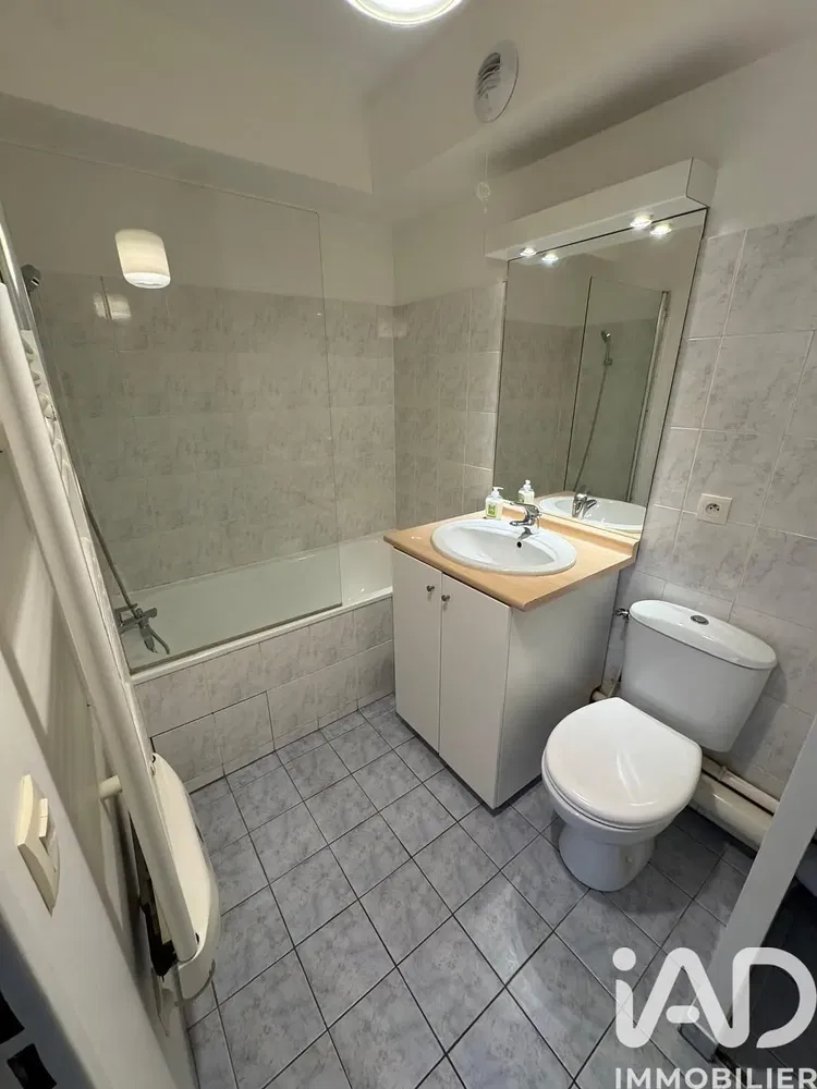 Купатило; плочице, реновиран, природно светло, модерни стил